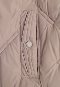 Born2be - Jasnobeżowa Pikowana Kamizelka z Kapturem i Kieszeniami Esarivie. Okazja: na spacer. Typ kołnierza: kaptur. Kolekcja: plus size. Kolor: beżowy. Materiał: jeans #8