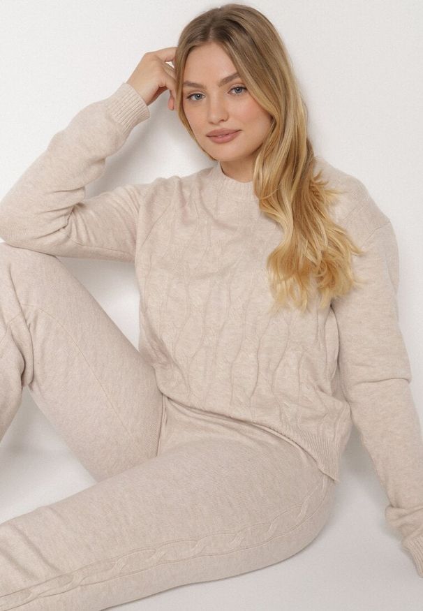 Born2be - Jasnobeżowy Komplet z Wełną i Bawełną Sweter ze Splotem i Szerokie Spodnie Reinettia. Kolor: beżowy. Materiał: wełna, bawełna. Wzór: ze splotem