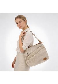 Torebka damska Rieker, z tekstylnego materiału o wyraźnej plecionej strukturze z regulowanym paskiem na ramię ozdobną zawieszką praktyczną kieszenią. Kolor: beżowy. Sezon: wiosna, lato. Styl: casual, elegancki. Rodzaj torebki: na ramię #6