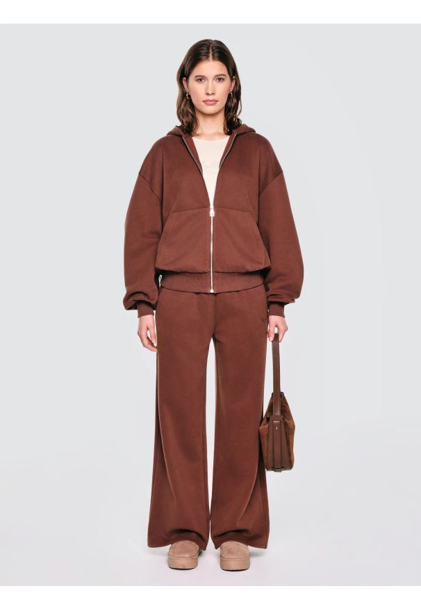 Big-Star - Spodnie damskie dresowe z prostą nogawką brązowe Martap 804. Okazja: na spacer. Kolor: brązowy. Materiał: dresówka. Wzór: haft. Typ sukienki: proste. Styl: elegancki