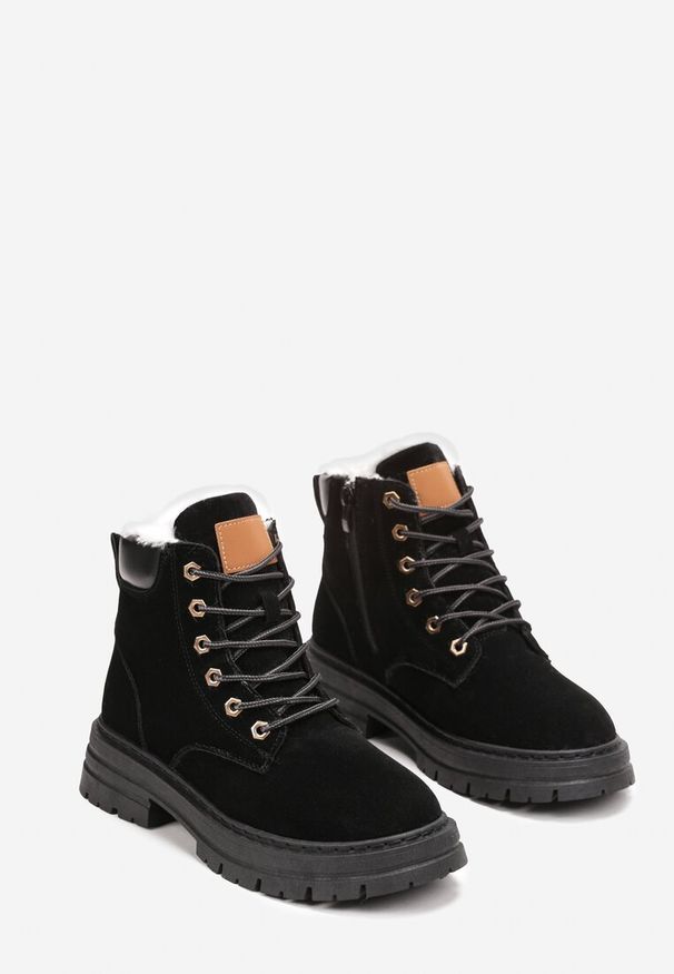 Renee - Czarne Trapery Botki Mocno Ocieplone Sztucznym Futerkiem Sedonna. Okazja: na co dzień. Kolor: czarny. Materiał: futro. Sezon: zima. Obcas: na obcasie. Styl: casual. Wysokość obcasa: średni