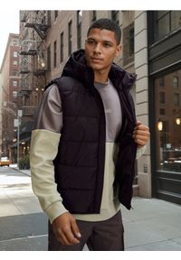 Sinsay - Pikowana kamizelka puffer z kapturem - czarny. Typ kołnierza: kaptur. Kolor: czarny #1