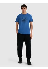 4f - 4F T-shirt regular z nadrukiem męski - niebieski S. Okazja: na co dzień. Kolor: niebieski. Materiał: bawełna, skóra, materiał. Wzór: nadruk. Styl: casual #2