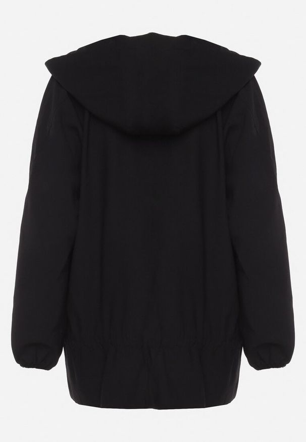 Born2be - Czarna Kurtka Jednorzędowa z Bawełną Kapturem i Wstążką Zakończona Ściągaczem Martinis. Okazja: na co dzień. Kolor: czarny. Materiał: bawełna. Wzór: aplikacja. Styl: klasyczny, casual, elegancki