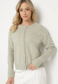 Born2be - Jasnozielony Kardigan o Klasycznym Kroju z Okrągłym Dekoltem Renfira. Okazja: na co dzień. Kolor: zielony. Materiał: jeans. Długość rękawa: długi rękaw. Długość: długie. Wzór: aplikacja. Styl: klasyczny #3