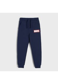 Sinsay - Spodnie dresowe jogger Marvel - Granatowy. Kolor: niebieski. Materiał: dresówka. Wzór: motyw z bajki