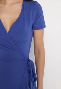 Born2be - Niebieska Sukienka z Paskiem Kopertowa Ozdobiona Falbanami Wleffia. Okazja: na spacer. Typ kołnierza: dekolt w kształcie V. Kolor: niebieski. Długość rękawa: krótki rękaw. Wzór: aplikacja. Sezon: wiosna, lato. Typ sukienki: kopertowe. Styl: elegancki #7