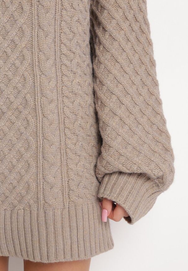 Born2be - Ciemnobeżowy Sweter o Wydłużonym Fasonie z Modnym Splotem Ahexa. Kolor: beżowy. Długość: długie. Wzór: ze splotem