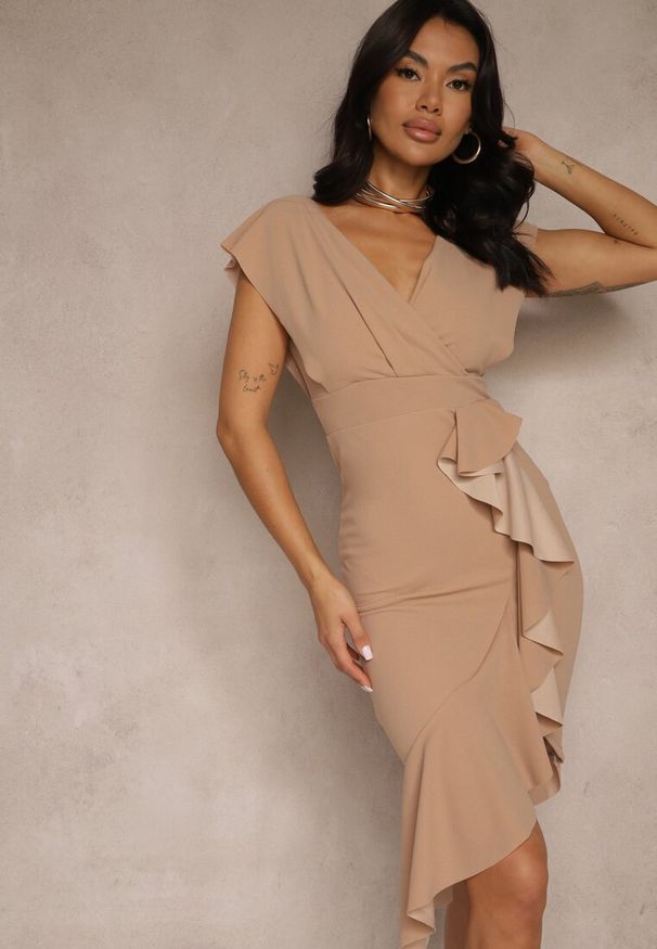 Renee - Ciemnobeżowa Kopertowa Sukienka z Falbankami i Głębokim Dekoltem Vicilla. Okazja: na imprezę. Typ kołnierza: kołnierz z falbankami. Kolor: beżowy. Typ sukienki: kopertowe. Styl: elegancki