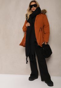 Renee - Brązowa Kurtka w Stylu Parka ze Ściągaczami w Talii i Odpinanym Kapturem z Futerkiem Fezirra. Okazja: na co dzień. Kolor: brązowy. Materiał: futro. Styl: sportowy, casual, elegancki #4