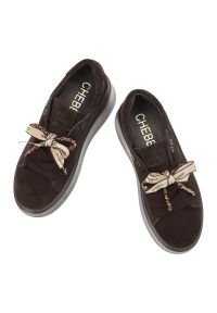 CheBello - Brązowe Sneakersy Chebello Zamszowe Obuwie Damskie. Okazja: na co dzień. Zapięcie: sznurówki. Kolor: brązowy. Materiał: zamsz. Szerokość cholewki: normalna. Obcas: na platformie. Styl: casual, elegancki, klasyczny #3