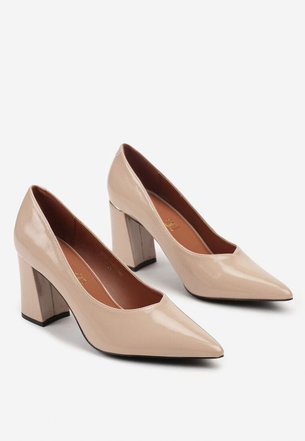 Renee - Beżowe Czółenka Lakierowane Vices na Słupku z Wkładką ze Skóry Naturalnej Modvire. Okazja: na co dzień. Kolor: beżowy. Materiał: lakier, skóra. Wzór: geometria. Obcas: na słupku. Styl: casual