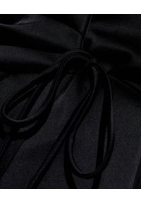 NANUSHKA - Czarna satynowa sukienka midi Lais. Kolor: czarny. Materiał: satyna. Typ sukienki: proste, asymetryczne. Długość: midi
