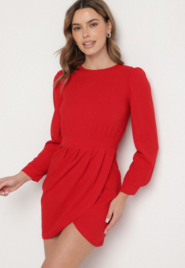 Born2be - Czerwona Sukienka z Marszczeniem i Bufiastymi Rękawami Redenia. Kolor: czerwony. Styl: klasyczny, elegancki