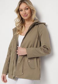 Born2be - Zielona Kurtka Parka z Odpinanym Kapturem i Ozdobnymi Suwakami Velotia. Okazja: na co dzień. Kolor: zielony. Materiał: koronka, jeans. Długość rękawa: długi rękaw. Długość: długie. Wzór: koronka. Styl: klasyczny, casual, elegancki #6