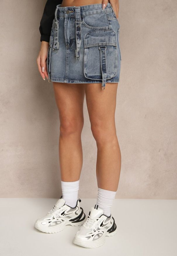 Renee - Niebieska Jeansowa Spódnica z Bawełny Ozdobiona Paskami Parimi. Okazja: na co dzień. Stan: podwyższony. Kolor: niebieski. Materiał: bawełna, jeans. Wzór: aplikacja. Styl: casual