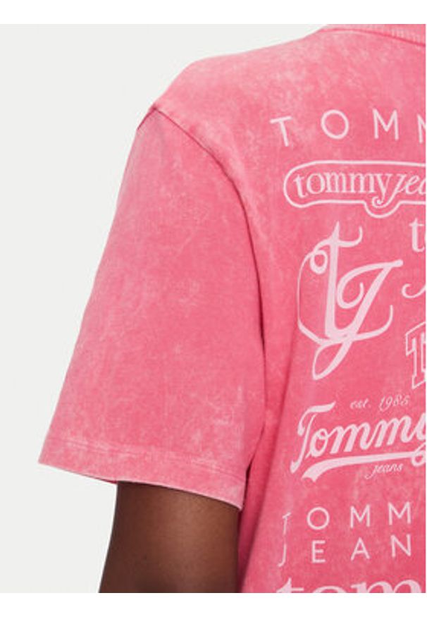 Tommy Jeans T-Shirt Multi Brand DW0DW20923 Różowy Relaxed Fit. Kolor: różowy. Materiał: bawełna