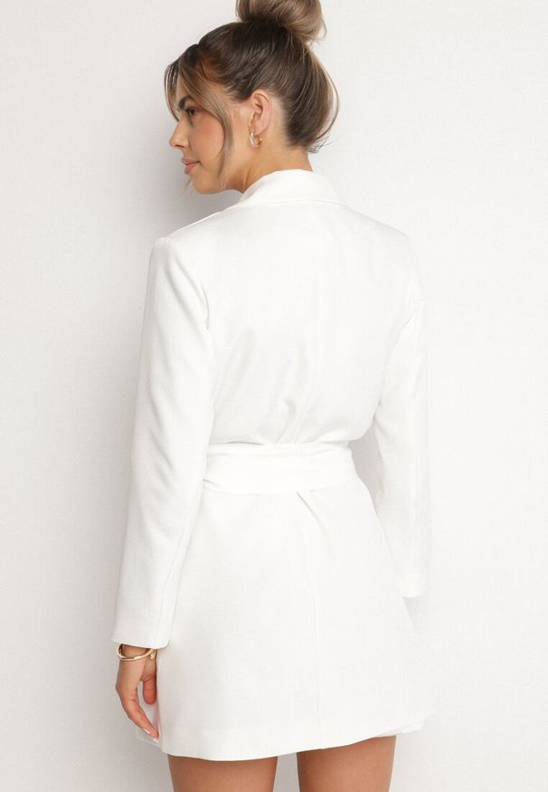 Born2be - Biała Sukienka w Stylu Marynarki z Paskiem i Usztywnionymi Ramionami Etinella. Okazja: na co dzień. Kolor: biały. Materiał: tkanina, jeans. Styl: casual, klasyczny