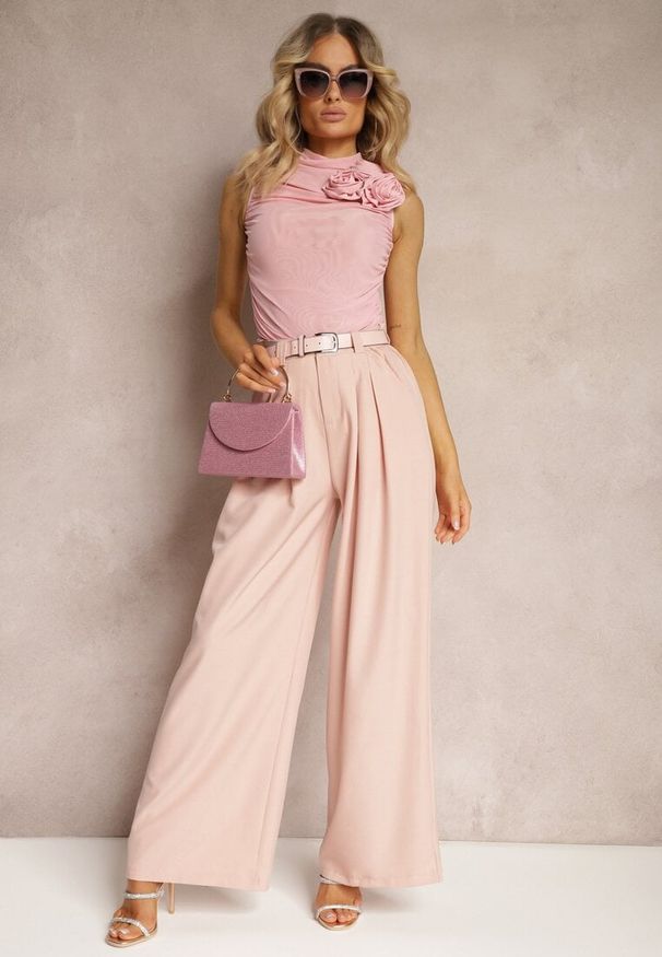 Renee - Różowe Spodnie Palazzo High Waist z Szerokimi Nogawkami i Paskiem z Metalową Klamrą Oinna. Okazja: do pracy, na co dzień. Stan: podwyższony. Kolor: różowy. Styl: klasyczny, casual, elegancki