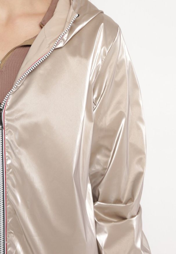 Born2be - Beżowa Kurtka Dwustronna z Nieodpinanym Kapturem i Metalicznym Efektem Lirednil. Kolor: beżowy. Wzór: gładki. Styl: elegancki