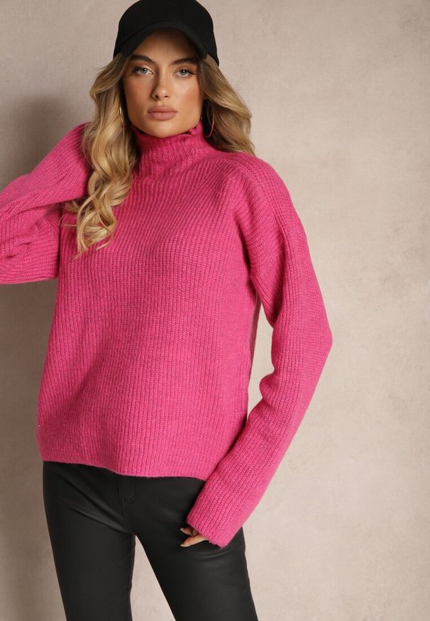 Renee - Fuksjowy Golf z Elastycznej Dzianiny Cuzze. Typ kołnierza: golf. Kolor: różowy. Materiał: dzianina. Długość rękawa: długi rękaw. Długość: długie. Styl: klasyczny