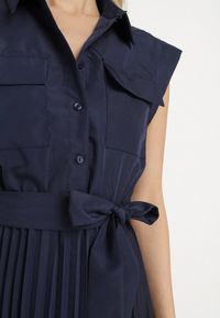 Born2be - Granatowa Plisowana Sukienka z Bawełną i Paskiem Lireviere. Okazja: na co dzień. Kolor: niebieski. Materiał: bawełna. Styl: elegancki, casual #3