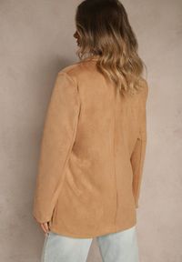 Renee - Beżowa Oversizowa Marynarka Pudełkowa z Imitacji Zamszu Alenella. Okazja: na co dzień. Kolor: beżowy. Materiał: zamsz. Wzór: grochy. Styl: casual, klasyczny #5