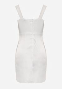 Born2be - Biała Dopasowana Sukienka Mini z Suwakiem i Rozcięciem na Nodze Emjah. Kolor: biały. Długość: mini #8