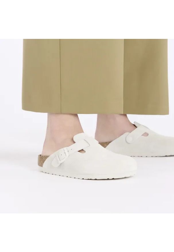 Birkenstock - BIRKENSTOCK Boston Soft Footbed Suede Leathe Klapki damskie. Kolor: biały. Materiał: zamsz, materiał. Styl: klasyczny