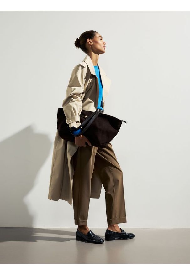 Reserved - Torebka shopper z imitacji zamszu - ciemnobrązowy. Kolor: brązowy. Materiał: zamszowe