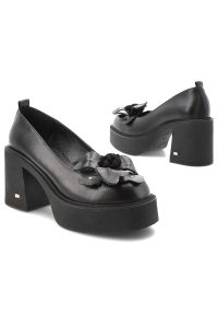 Czarne Półbuty Karino Eleganckie Obuwie Damskie Na Obcasie. Okazja: na co dzień. Kolor: czarny. Materiał: skóra, jeans. Wzór: kwiaty. Obcas: na obcasie. Styl: elegancki. Wysokość obcasa: średni #6