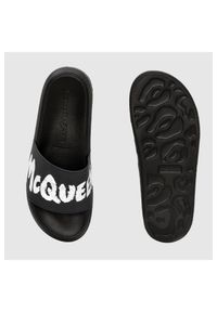Alexander McQueen - ALEXANDER MCQUEEN Czarne klapki męskie z białym logo. Kolor: czarny #3