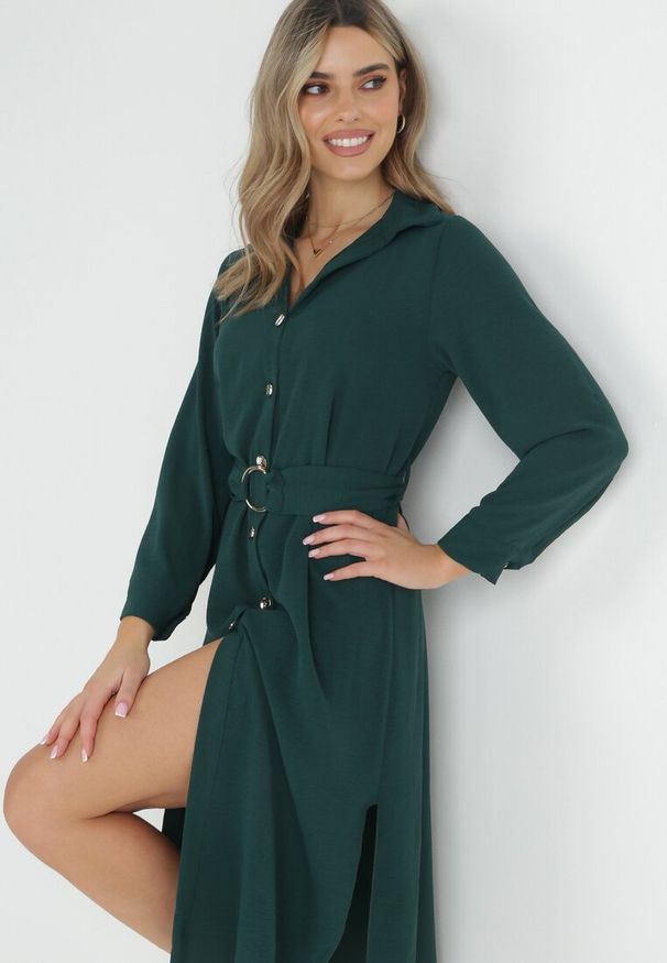 Born2be - Ciemnozielona Sukienka Koszulowa z Paskiem Alik. Kolor: zielony. Materiał: materiał, tkanina. Długość rękawa: długi rękaw. Wzór: gładki, jednolity. Typ sukienki: koszulowe. Długość: midi