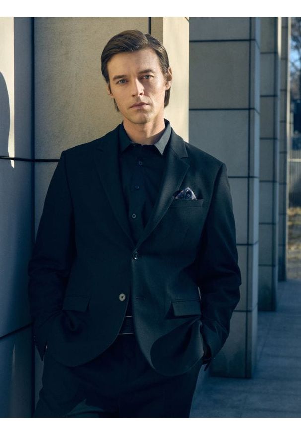 Reserved - Marynarka regular z dodatkiem wiskozy - czarny. Kolor: czarny. Materiał: wiskoza