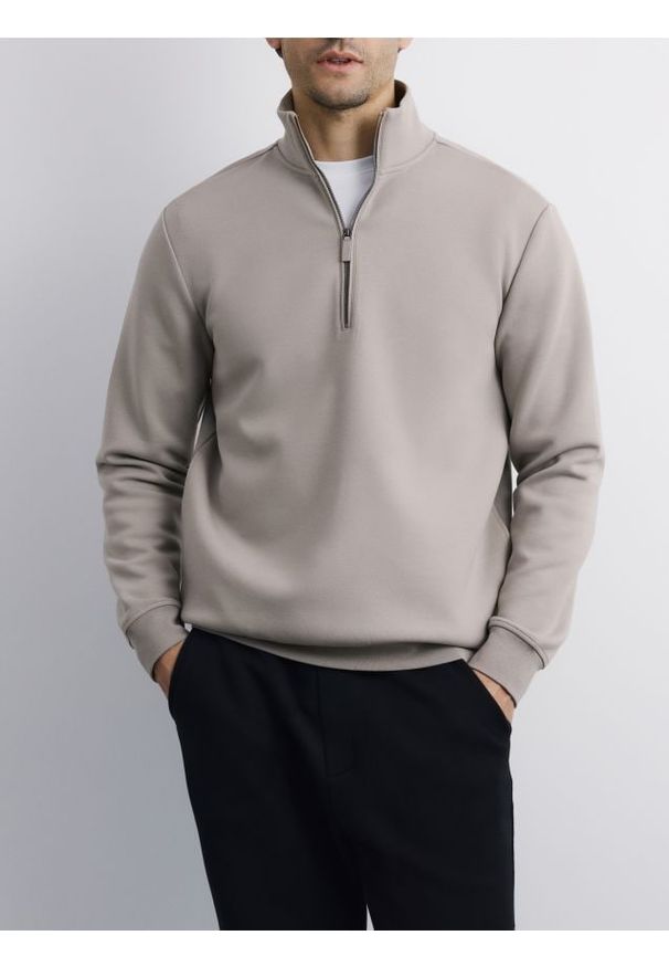 Reserved - Gładka bluza ze stójką - jasnoszary. Typ kołnierza: kołnierzyk stójkowy. Kolor: szary. Materiał: dzianina, bawełna. Wzór: gładki