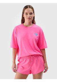 4f - T-shirt oversize z nadrukiem damski - fuksja. Okazja: na co dzień. Kolor: różowy. Materiał: bawełna, syntetyk, materiał, jersey, dzianina. Wzór: nadruk. Styl: casual, klasyczny, sportowy #1