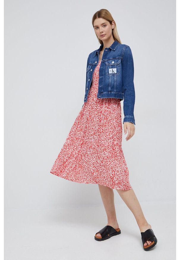 Vero Moda sukienka kolor czerwony midi rozkloszowana. Kolor: czerwony. Materiał: wiskoza, materiał, tkanina. Długość rękawa: na ramiączkach. Typ sukienki: rozkloszowane. Długość: midi