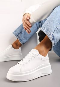 Renee - Białe Sznurowane Sneakersy na Niskiej Platformie z Imitacji Skóry Ajanfa. Kolor: biały. Materiał: skóra. Obcas: na platformie #1