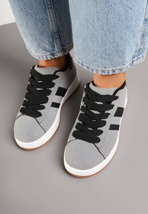 Born2be - Szare Sneakersy z Ozdobnymi Naszywkami z Boku Galdexis. Okazja: na co dzień, na spacer. Kolor: szary. Materiał: jeans. Wzór: aplikacja. Sport: turystyka piesza