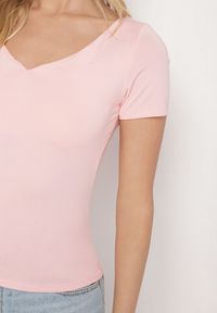 Born2be - Różowy T-shirt z Wiskozą o Dopasowanym Kroju z Dekoltem w Serek Folarisse. Typ kołnierza: dekolt w serek. Kolor: różowy. Materiał: wiskoza #4