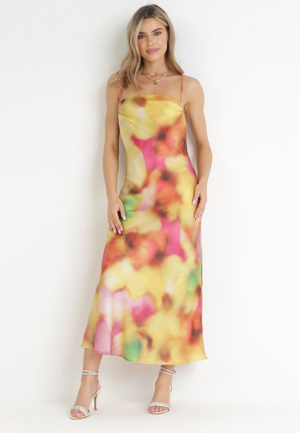 Born2be - Żółta Sukienka Fymias. Kolor: żółty. Materiał: satyna. Długość rękawa: na ramiączkach. Wzór: nadruk. Styl: klasyczny. Długość: maxi