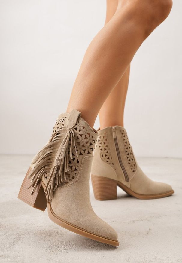 Renee - Ciemnobeżowe Ażurowe Botki Typu Kowbojki na Stożku Ozdobione Frędzlami Pentora. Kolor: beżowy. Materiał: jeans. Wzór: ażurowy, aplikacja. Obcas: na stożku