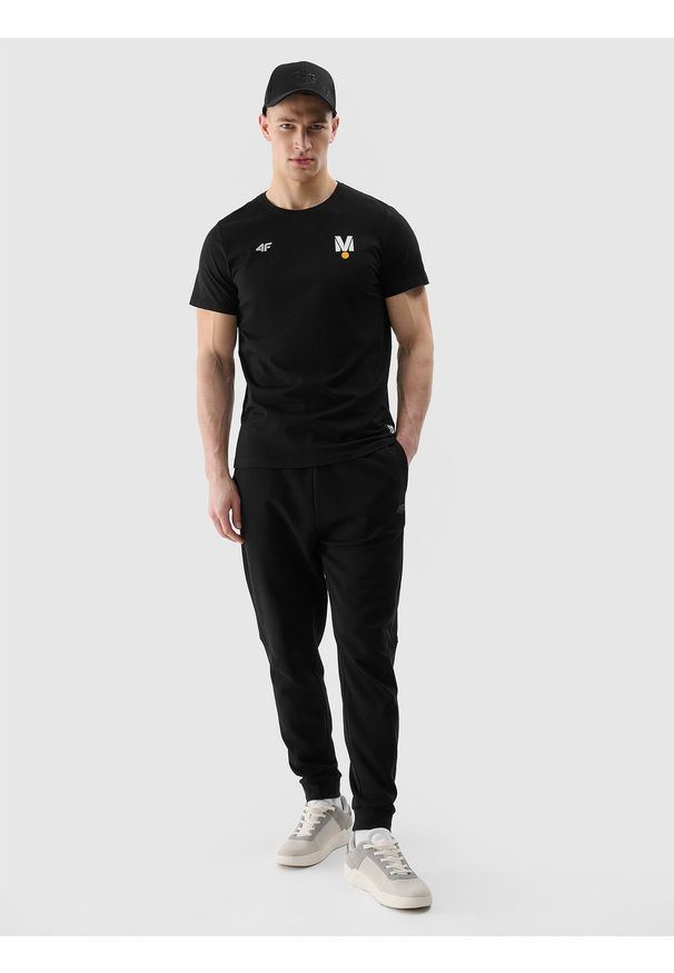 4f - 4F T-shirt regular z nadrukiem uniseks 4F x Drift Masters - czarny XXL. Okazja: na co dzień. Kolor: czarny. Materiał: dzianina, jersey, bawełna. Wzór: nadruk. Styl: casual, klasyczny, sportowy