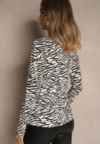 Renee - Czarno-Biała Bluzka z Bawełny Typu Longsleeve z Golfem w Zebrę Cralissa. Okazja: na spotkanie biznesowe, do pracy. Typ kołnierza: golf. Kolor: czarny. Materiał: bawełna. Długość rękawa: długi rękaw. Długość: długie. Wzór: motyw zwierzęcy. Styl: klasyczny, biznesowy #4