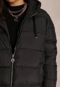 Renee - Czarna Kurtka z Kapturem Pikowana Helnee. Okazja: na co dzień. Typ kołnierza: kaptur. Kolekcja: plus size. Kolor: czarny. Długość: długie. Materiał: tkanina. Długość rękawa: długi rękaw. Sezon: jesień, zima. Styl: casual #5