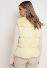 Born2be - Żółta Futrzana Kamizelka z Wstawkami Sasireka. Kolor: żółty. Materiał: futro #2