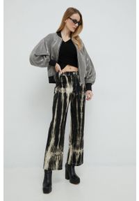 Guess sweter damski kolor czarny lekki. Kolor: czarny. Materiał: włókno, dzianina. Długość rękawa: raglanowy rękaw. Wzór: gładki #2