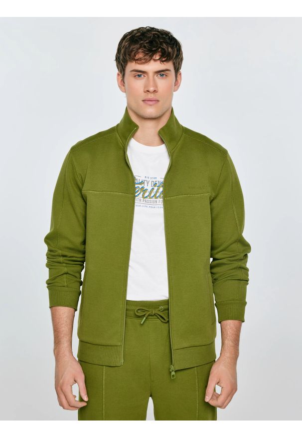 Big-Star - Bluza męska rozpinana ze stójką zielona Wlador 301. Okazja: na co dzień. Typ kołnierza: kołnierzyk stójkowy. Kolor: zielony. Materiał: dzianina, jeans, materiał, dresówka. Wzór: nadruk, ze splotem. Styl: casual, elegancki, sportowy