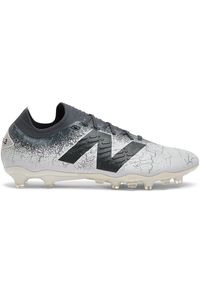 Korki męskie New Balance TEKELA PRO FG V4+ ST1FLG45 – szare. Kolor: szary. Materiał: nylon, zamsz, włókno, guma, materiał. Szerokość cholewki: normalna. Wzór: gradientowy. Sezon: lato. Sport: bieganie