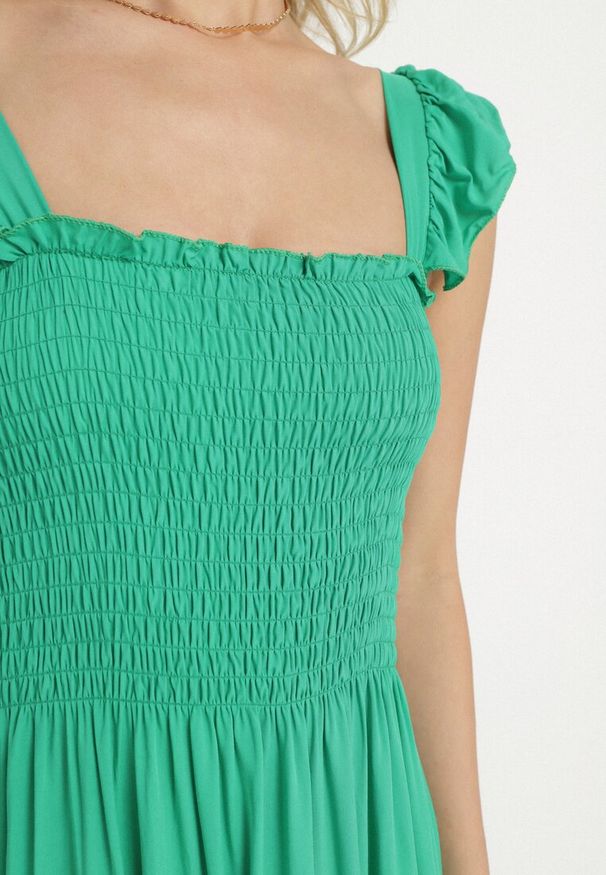Born2be - Zielona Rozkloszowana Bawełniana Sukienka na Ramiączkach z Gumkami i Falbanką Mevesta. Okazja: na spacer. Typ kołnierza: dekolt kwadratowy, kołnierz z falbankami. Kolor: zielony. Materiał: bawełna. Długość rękawa: na ramiączkach